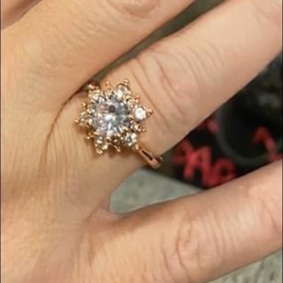 NEW White sapphire Crystal flower ring - Picture 6 of 6